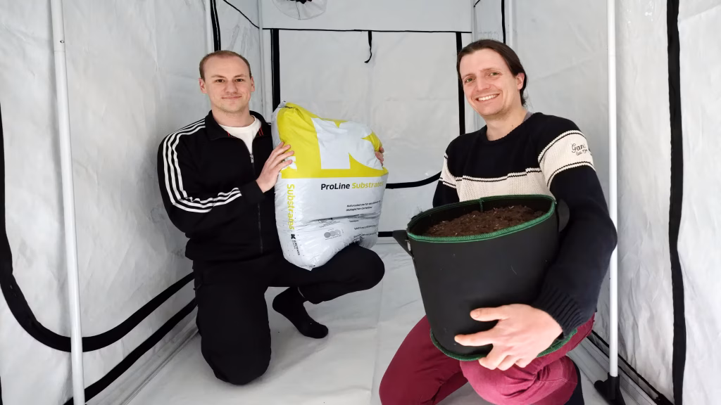 Wolf Hager (links) und Marius Birk in einem Anbauzelt (Quelle: Dietmar Lilienthal)